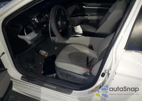 2018 Toyota Camry L z USA, uszkodzony, nr VIN 4T1B11HK4JU033994